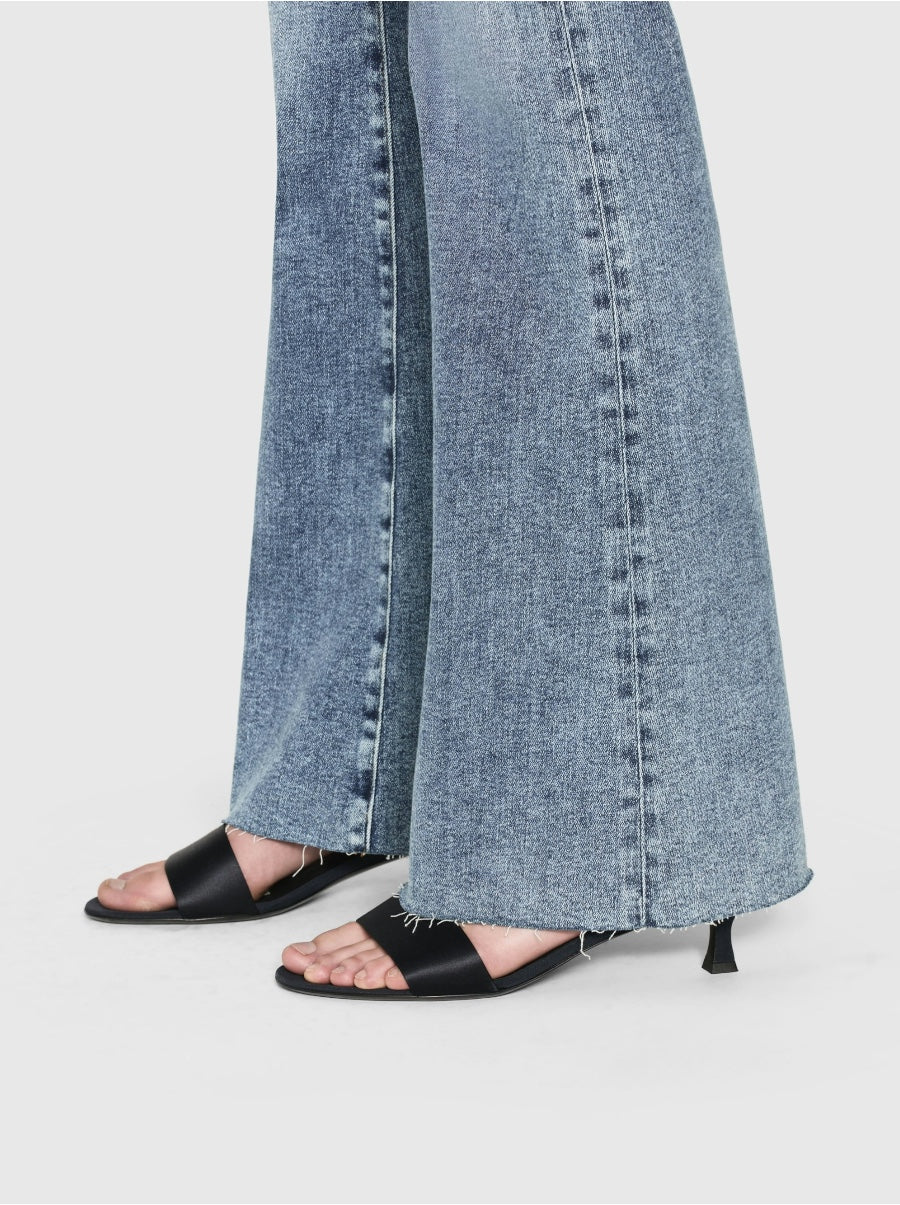 Le Easy Flare in Rowley