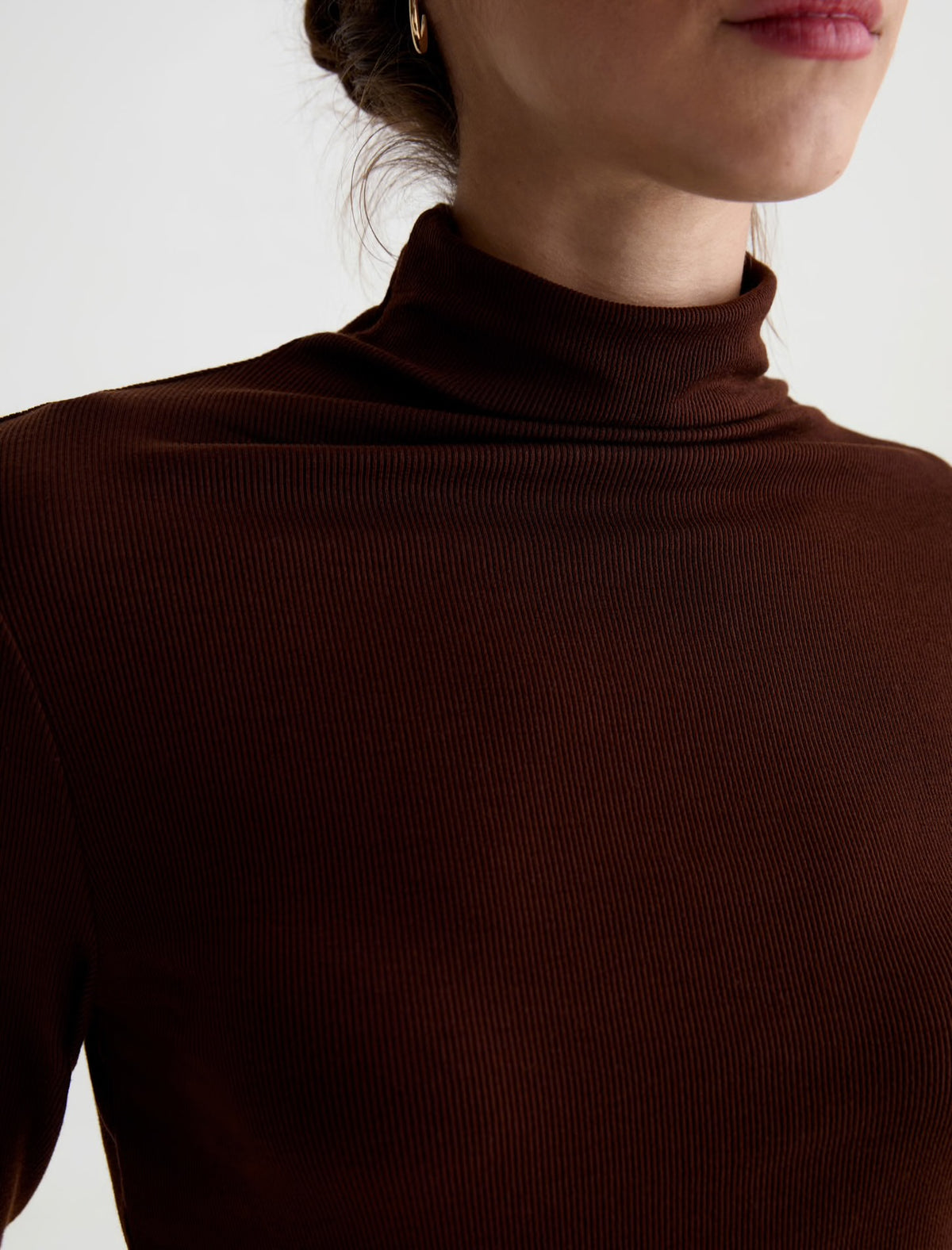 Chelsea Turtleneck in Wood Brown