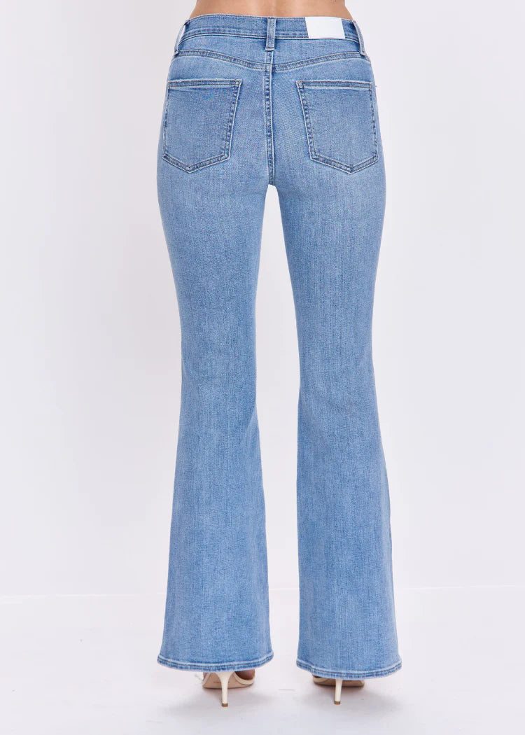 Kinsley In Captivate