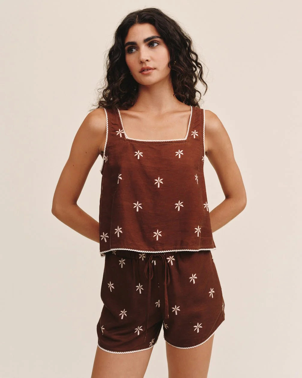 Short with Scallop Trim