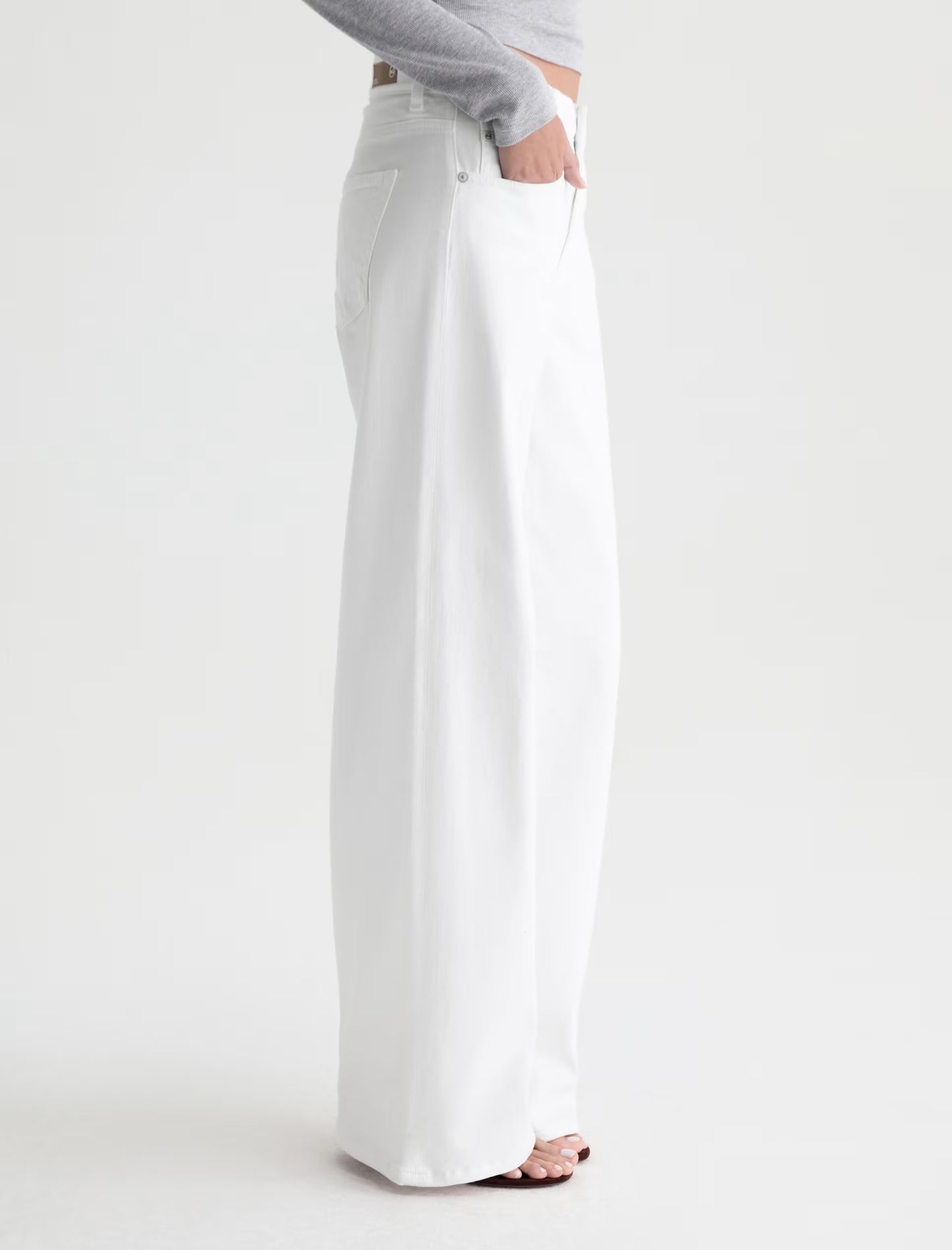 Adria in Gallery White